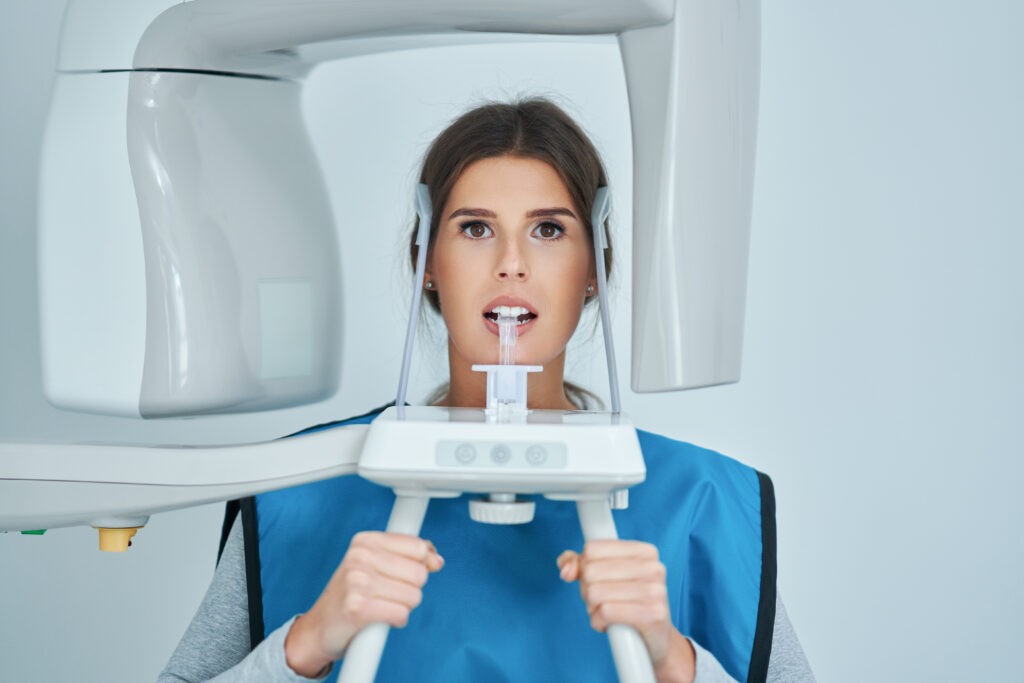 Lakeside smile Picture of dentist taking a panoramic digital X-ray of a patient s teeth